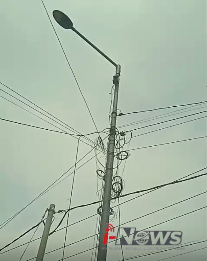 ” Merusak Pemandangan ” Tiang dan Kabel Wifi tak Beraturan, Sangatlah Mengganggu Pemandangan di Jalan